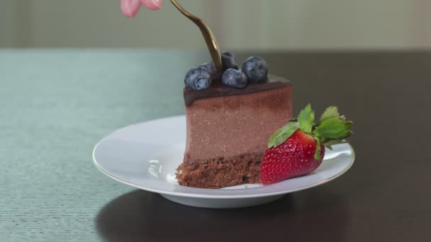 Primer plano de tomar bocado de pastel de chocolate pieza con tenedor — Vídeos de Stock