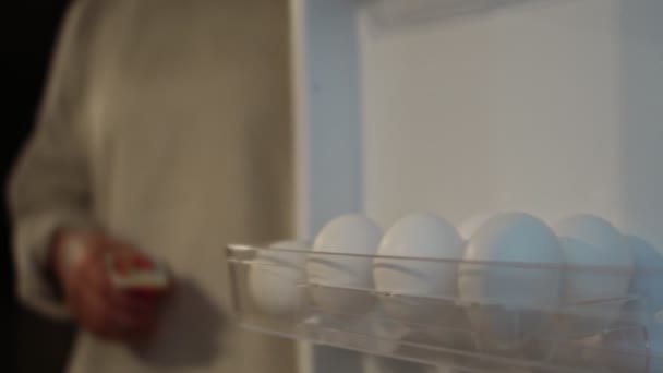 POV disparó dentro de un refrigerador de mujer abriendo la puerta y sacando comida — Vídeo de stock