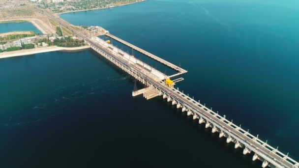 Vue panoramique aérienne du barrage hydroélectrique sur la rivière à Volgograd, Russie — Video