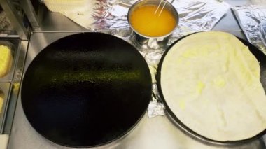 İki profesyonel tavada Rus gözlemesi yapmanın en iyi görüntüsü.