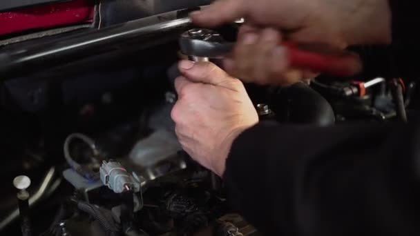 Männliche Mechaniker mit Schraubenschlüssel, um den Motor zu reparieren, Auto-Service — Stockvideo