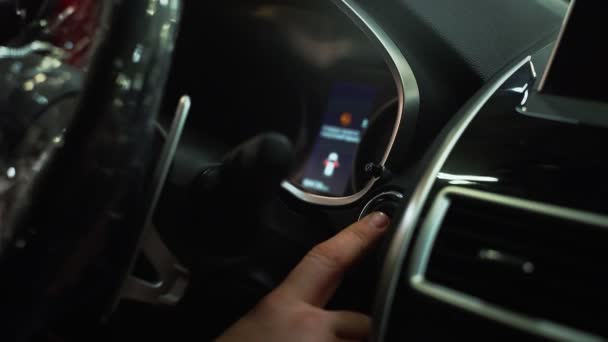 Mann drückt Startknopf im Auto Einschalten funktionierender Systeme Fahrzeug, einsatzbereit. Auto vor der Fahrt nutzen, elektronische Systeme im Auto starten. — Stockvideo