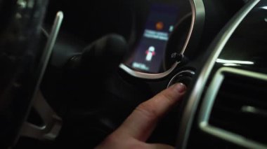 Otomobili çalıştırma düğmesine basar. İşleyen sistem aracını çalıştırıyorum, kullanıma hazır. Araba sürmeden önce araba kullanmaya başla, arabada elektronik sistemleri çalıştır.