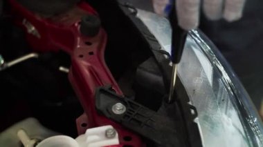 Erkek tamirci garajda araba tamir ediyor. Araba bakımı ve oto servis garajı kavramı