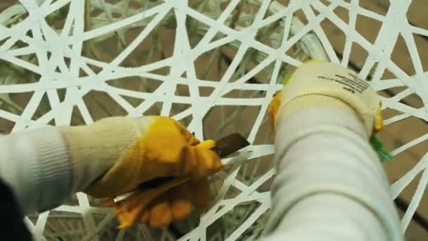 Kunstenaar gebruikt mes om rieten buitendecoratie te maken — Stockvideo