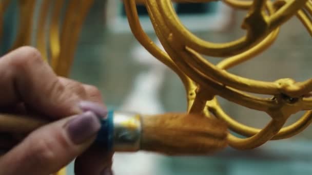 알아볼 수없는 여성 미술가들은 솔을 사용하여 실외 장식 의금 금속 색깔을 내고 있다 — 비디오