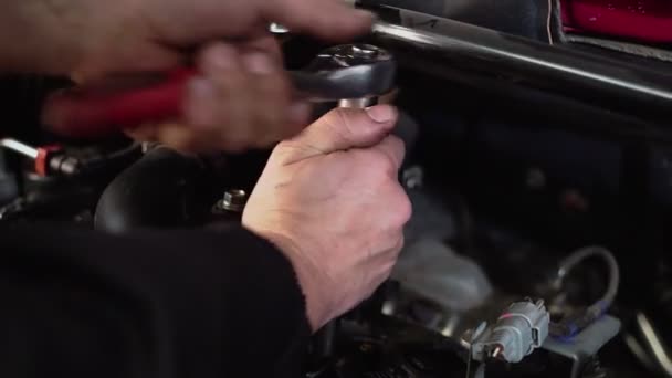 Männliche Mechaniker mit Schraubenschlüssel, um den Motor zu reparieren, Auto-Service — Stockvideo