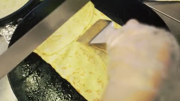 스프라 툴라를 사용하여 팬케이크를 접히는 셰프의 맨 위 사진 — 비디오