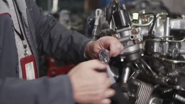 Automobilový mechanik pomocí klíče na opravu motoru, autoservis. — Stock video