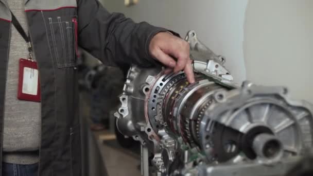 Araba servisi - tamirci atölyede çalışıyor ve motor ve şanzıman tamir ediyor — Stok video