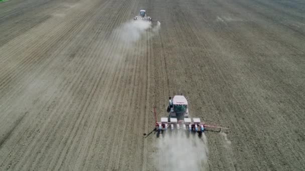 Trator Plows Land And Seeder Plants Sementes de culturas de trigo no campo agrícola — Vídeo de Stock