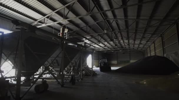 农场上的黑色谷仓用拖拉机小麦和农业机械 — 图库视频影像