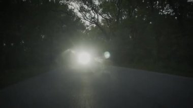 Kasaba yolunda motosikletine binen aktif seksi bir kız.