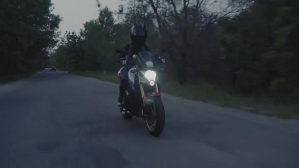 Aktivní sexy dívka na motorce — Stock video