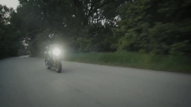 Chica sexy activa montando en la moto — Vídeo de stock
