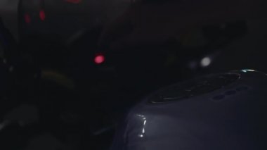 Motosikletli gece karanlığında motosikletini çalıştırır.