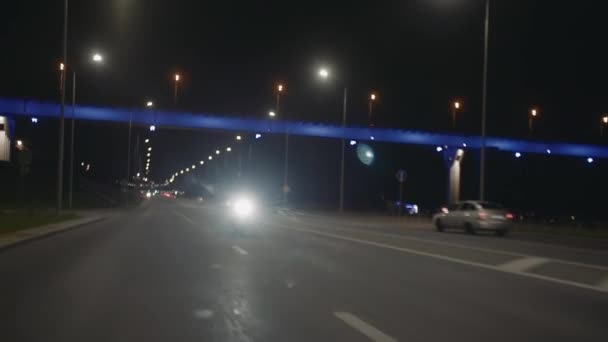 Žena na koni na moderní sportovní motorce na dálnici v noci — Stock video