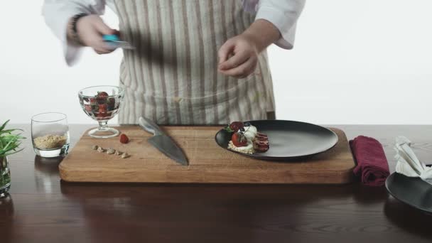 Mãos masculinas preparando sobremesa na mesa da cozinha — Vídeo de Stock