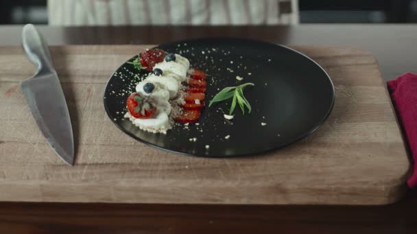 Manliga händer dekorera dessert på en tallrik — Stockvideo