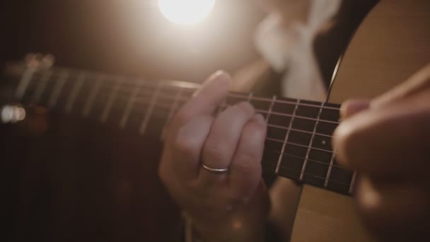 Mannelijke hand speelt gitaar akkoorden, close-up — Stockvideo