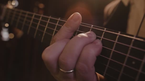 Man handen spelar gitarr ackord, närbild — Stockvideo