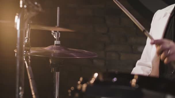 Een man speelt ritme op drums — Stockvideo