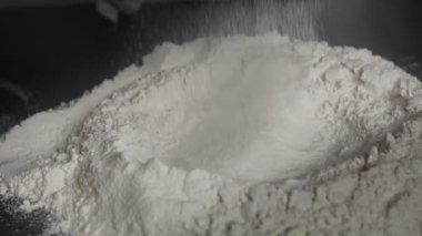 Fırıncı masayı süzgeçten geçirir unu.