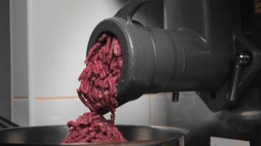 Eskimiş et öğütücüsünden kıyma düşüyor.