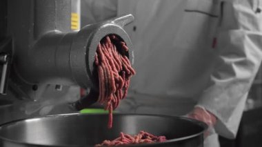 Elektrikli et öğütücüsüyle kıyma yapmak