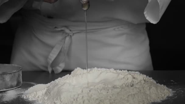 Tampilan depan dari telur jatuh dalam tumpukan tepung — Stok Video