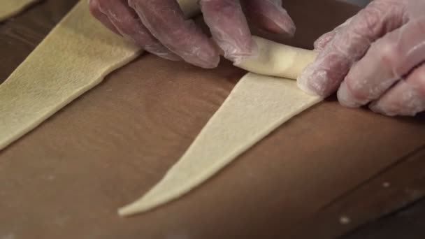 Boulanger français professionnel transforme de beaux croissants avant la cuisson. — Video