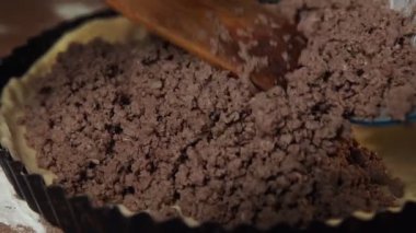 Profesyonel şef doğranmış etten turta yapar.