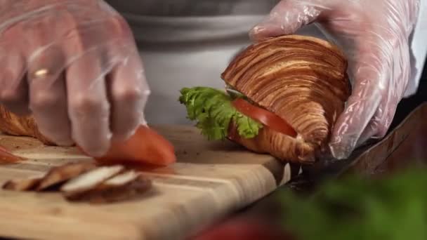 Närbild av kock gör en läcker croissant smörgås. — Stockvideo