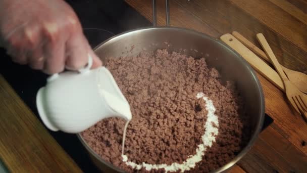 Šéf nalévá mléko do pánve s nasekaným masem — Stock video