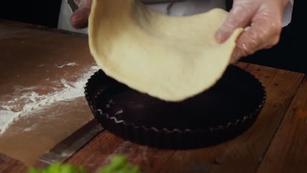 Profesjonalny piekarz kładzie ciasto na patelni, aby pan — Wideo stockowe