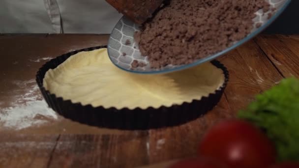 Профессиональный повар готовит пирог с нарезанным мясом — стоковое видео