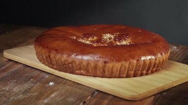 Tahta masada etli turta pişirdim.