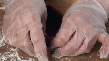 Profesyonel fırıncı tava yapmak için hamuru tavaya koyar