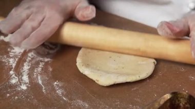 Profesyonel aşçı hamuru brokoli, kabak, somon ve peynirli turta yapmak için pişirme formuna koyar.