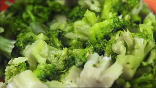 Fresh broccoli macro isolated in plate — Stock Video