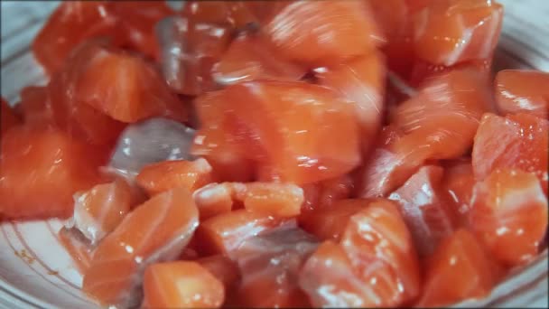 Sushi Chef pezzo tagliato di salmone — Video Stock