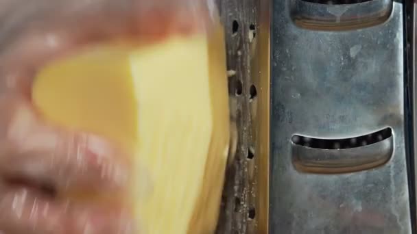 Chef parmigiano grattugiato per pizza, da vicino — Video Stock