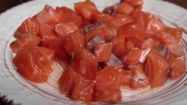 Sushi Chef gesneden stuk zalm — Stockvideo