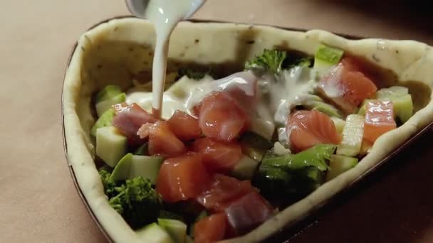 Chef profesional hace pastel con brócoli, calabacín, salmón y queso — Vídeos de Stock