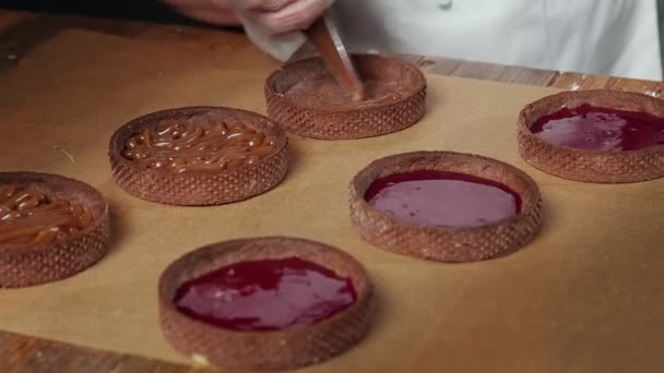 Chef adding caramel to the small tart — Stock Video