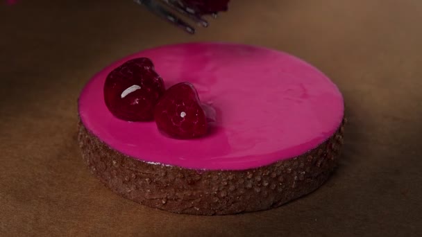 Chef añadiendo frambuesas encima de la pequeña tarta — Vídeos de Stock