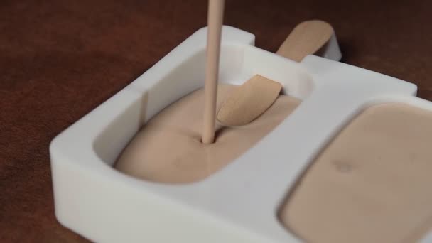 Chef cocina helado. Él vierte azúcar glaseado en forma — Vídeos de Stock