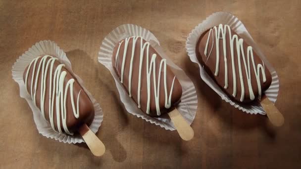 Tres helados de chocolate sobre la mesa — Vídeos de Stock