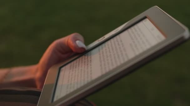 Les mains des femmes tiennent un livre électronique — Video