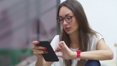 Sokakta bir kız e-kitap okuyor.